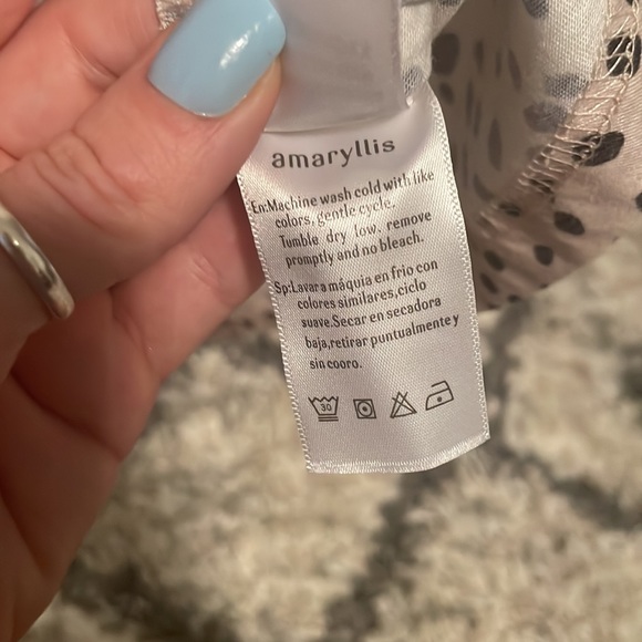 Medium Top, Ladies. No filter. Creamish/light light brown. Never worn. - Picture 6 of 6